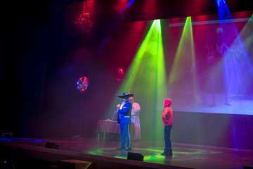 El Teatro de Telde rebosa de magia con el musical 'Al Revés en Navidad'/TA.